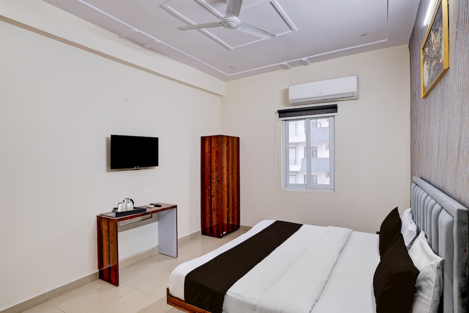 Townhouse Noida Sector 70 Formerly Palm Paradise, Noida City, Noida