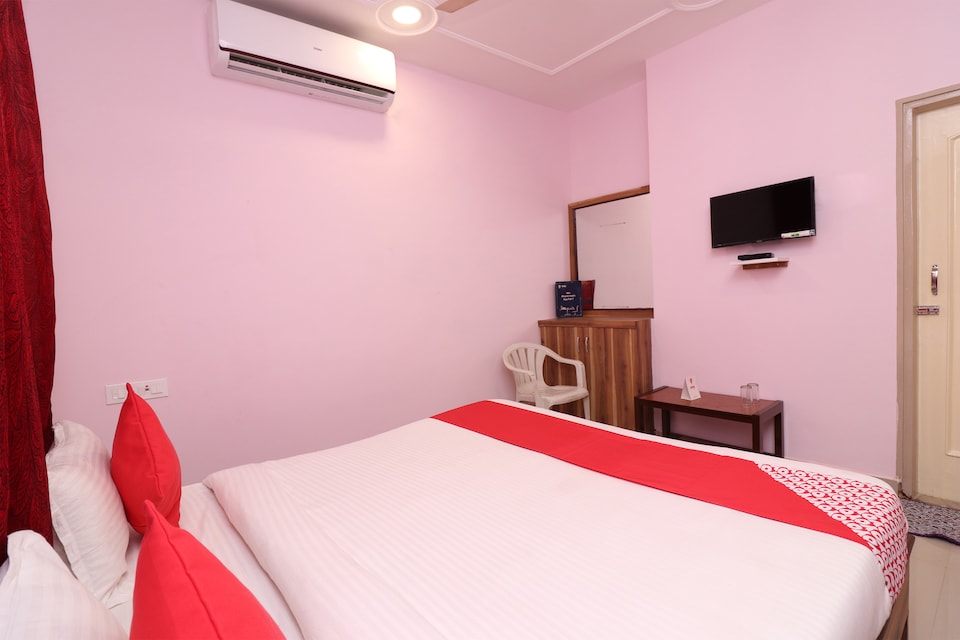 OYO 13657 Hotel Radhika, Jaistambh Chowk, Raipur