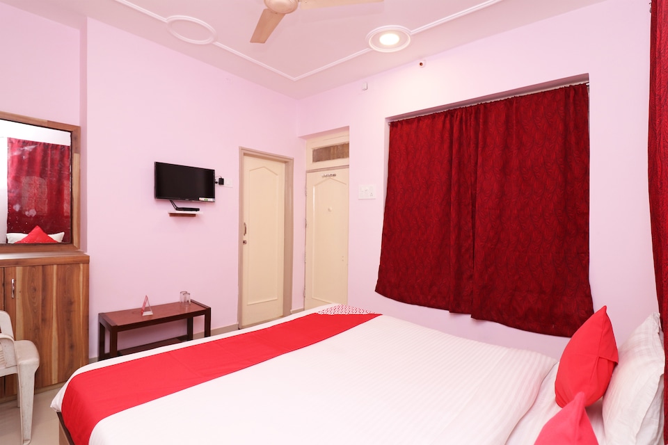 OYO 13657 Hotel Radhika, Jaistambh Chowk, Raipur