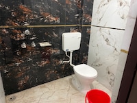 OYO 842953 The Royal Stay