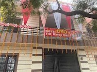 OYO 842953 The Royal Stay