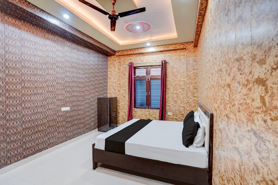 SPOT ON S.k Palace , Kanpur Railway Station, Kanpur