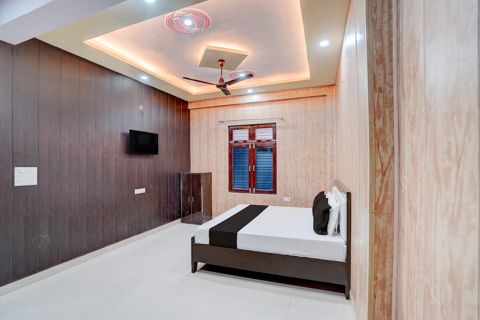 SPOT ON S.k Palace , Kanpur Railway Station, Kanpur