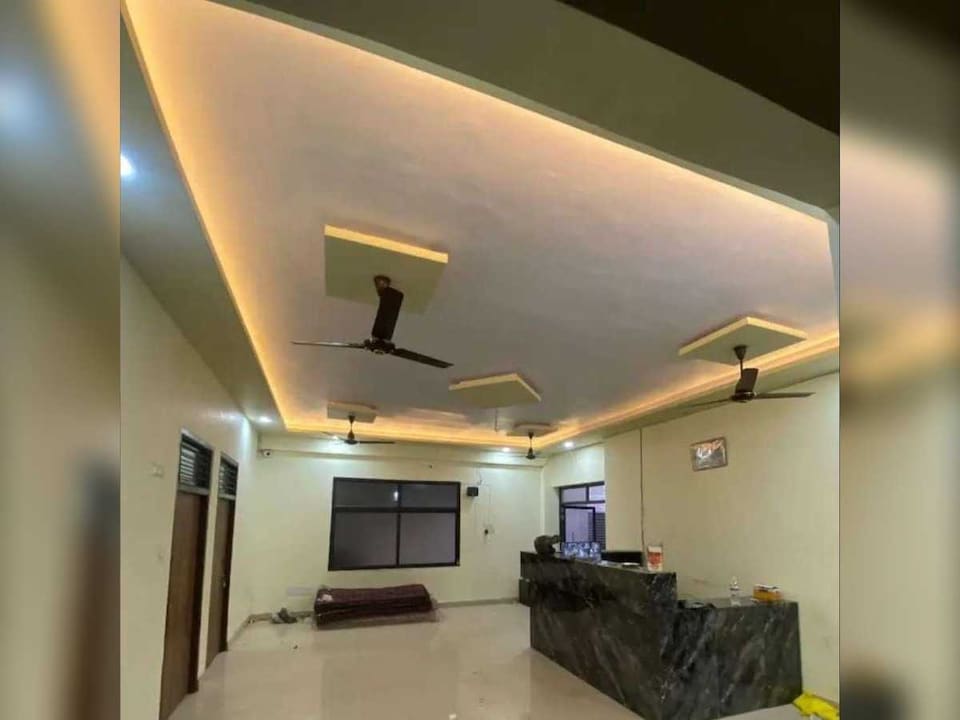 SPOT ON S.k Palace , Kanpur Railway Station, Kanpur