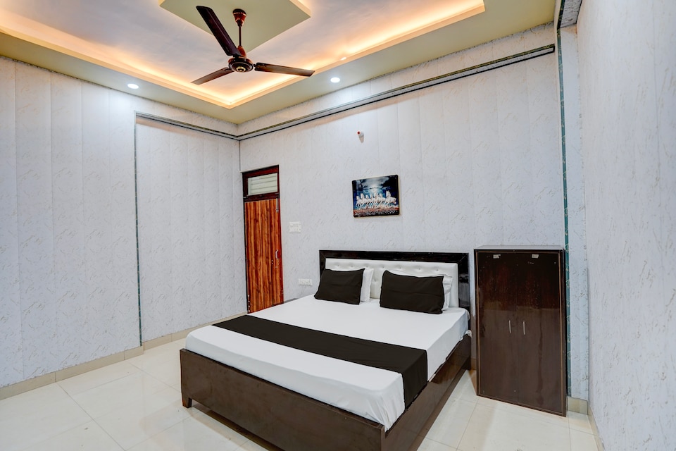 SPOT ON S.k Palace , Kanpur Railway Station, Kanpur