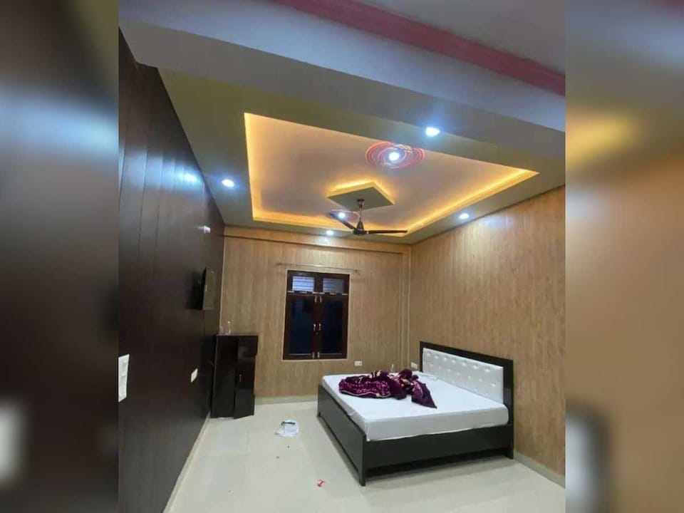 SPOT ON S.k Palace , Kanpur Railway Station, Kanpur