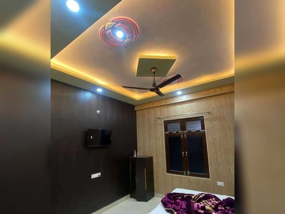 SPOT ON S.k Palace , Kanpur Railway Station, Kanpur