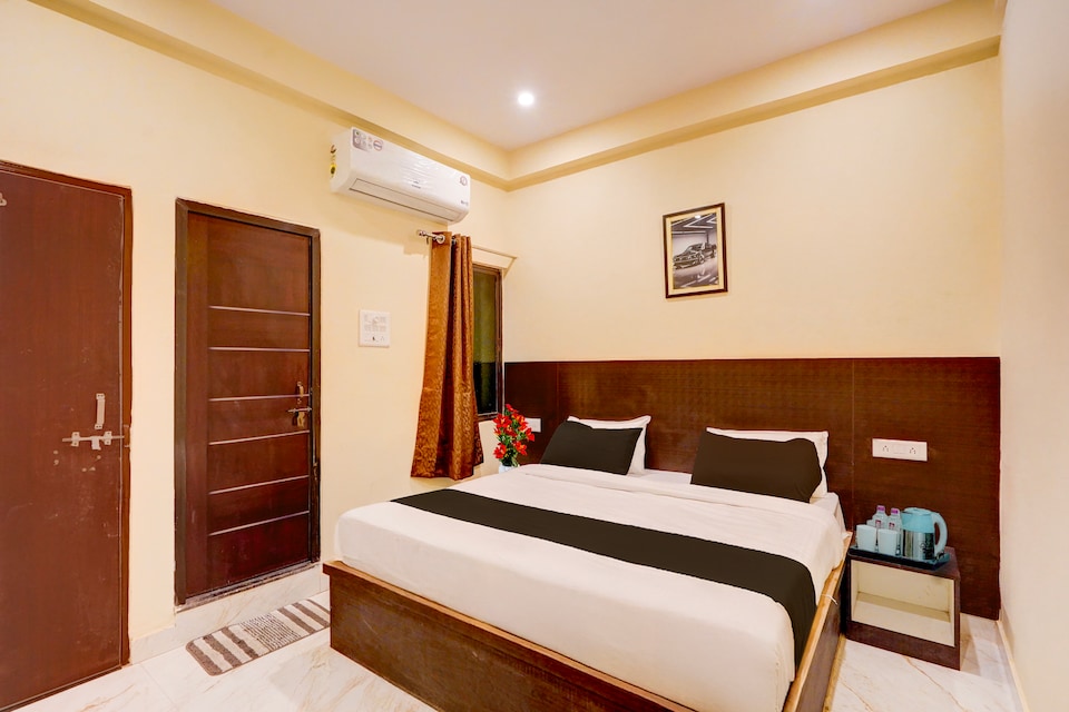 Super OYO Hotel O Varanasi - Prayagraj Crossway Formerly Holiday Home, Sigra, Varanasi