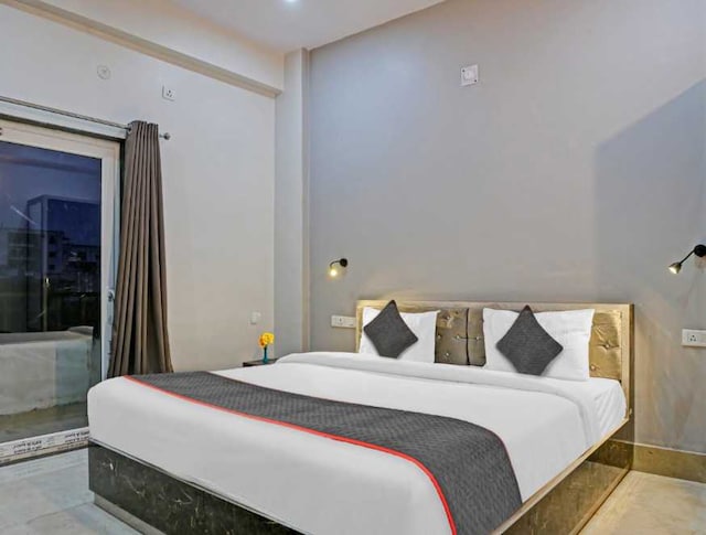 Collection O Banaras Junction