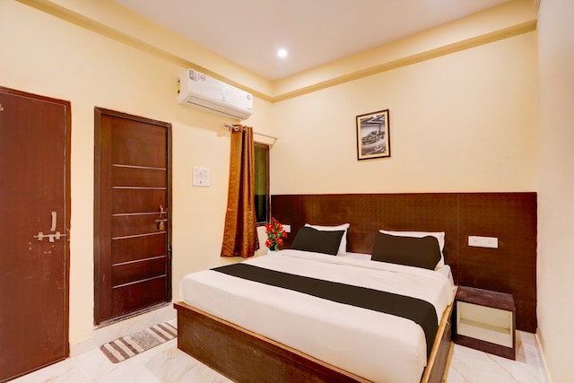 Super OYO Hotel O Varanasi - Prayagraj Crossway Formerly Holiday Home