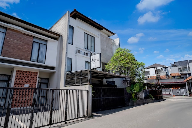 Dancenter Frank House