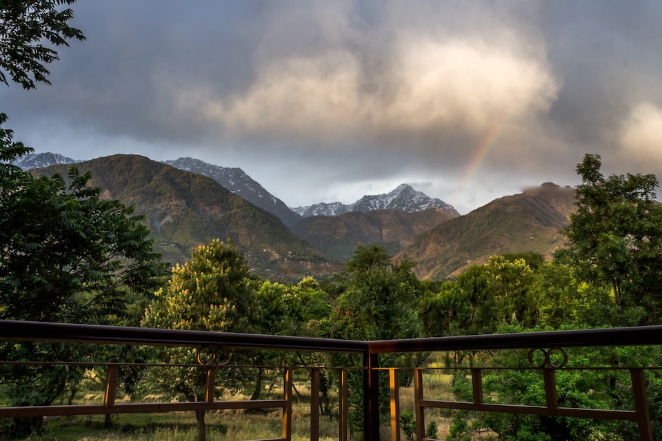 OYO Home 13702 Modern 2BHK, Dharamshala, Dharamshala