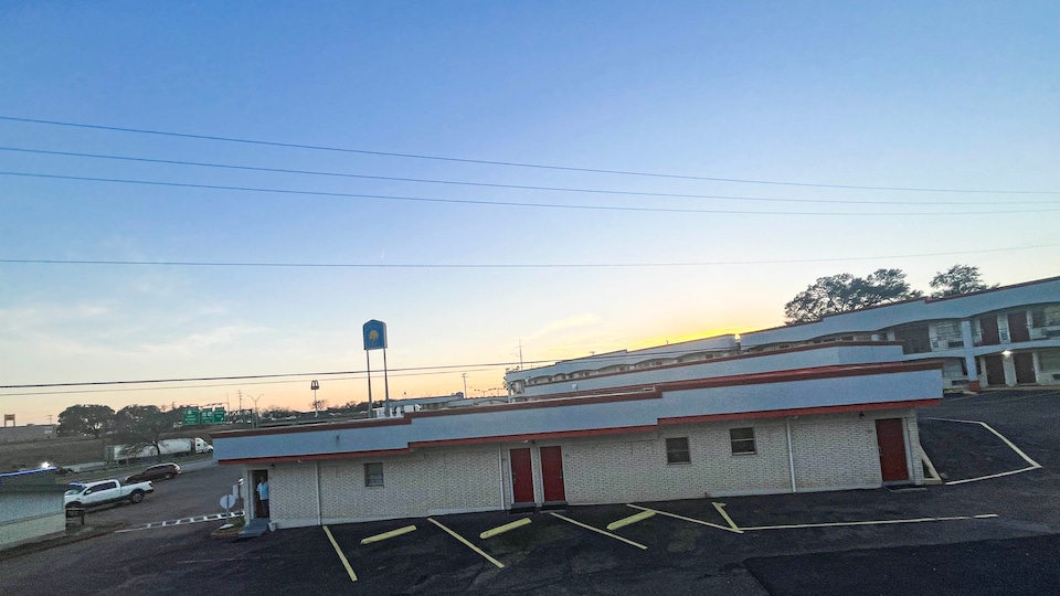 Studio 6 Suites Belton, TX, C76501, Austin TX