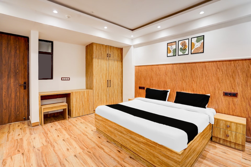 Hotel O Golden Sky, Noida Expressway SEZ, Noida