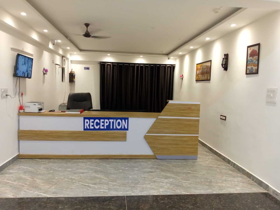 Hotel O Golden Inn, Noida Expressway SEZ, Noida