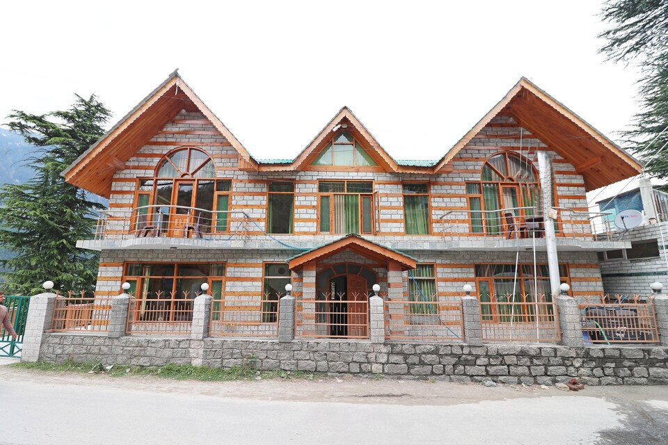 OYO Home 13714 Exotic River View, Naggar Road, Manali