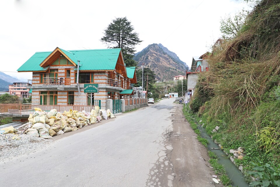 OYO Home 13714 Exotic River View, Naggar Road, Manali