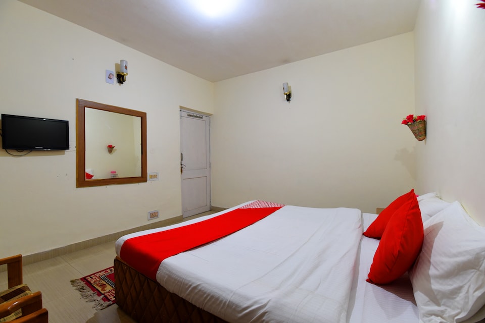OYO Home 13732 Cozy, Naggar Road, Manali