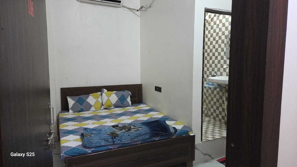 OYO 843275 Diamond Lodge, Hazratganj Lucknow, Lucknow