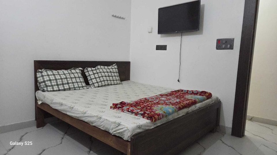 OYO 843275 Diamond Lodge, Hazratganj Lucknow, Lucknow