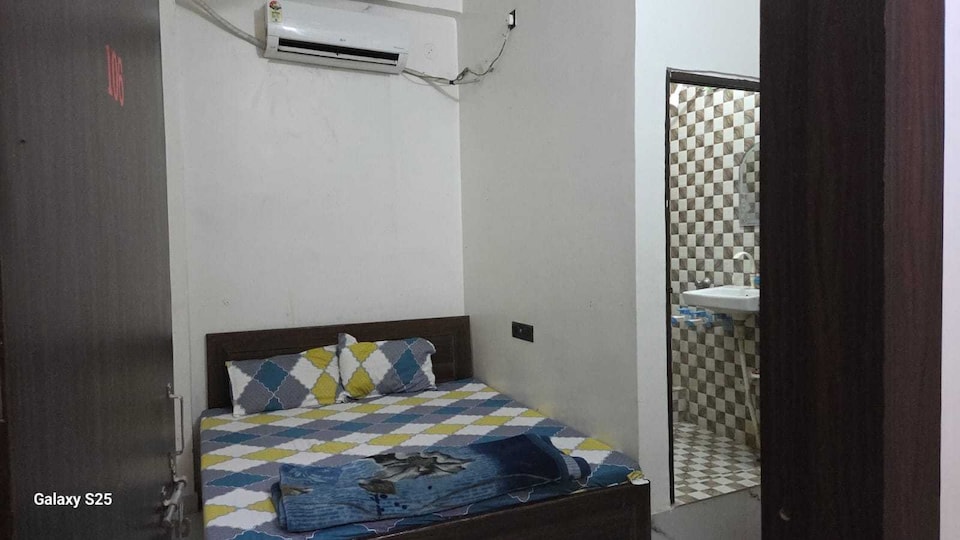 OYO 843275 Diamond Lodge, Hazratganj Lucknow, Lucknow