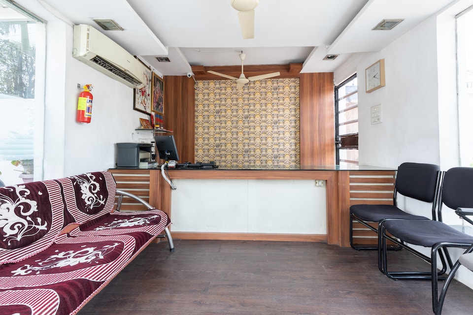 OYO 33223 Hotel Kanha, Bombay Hospital, इंदौर