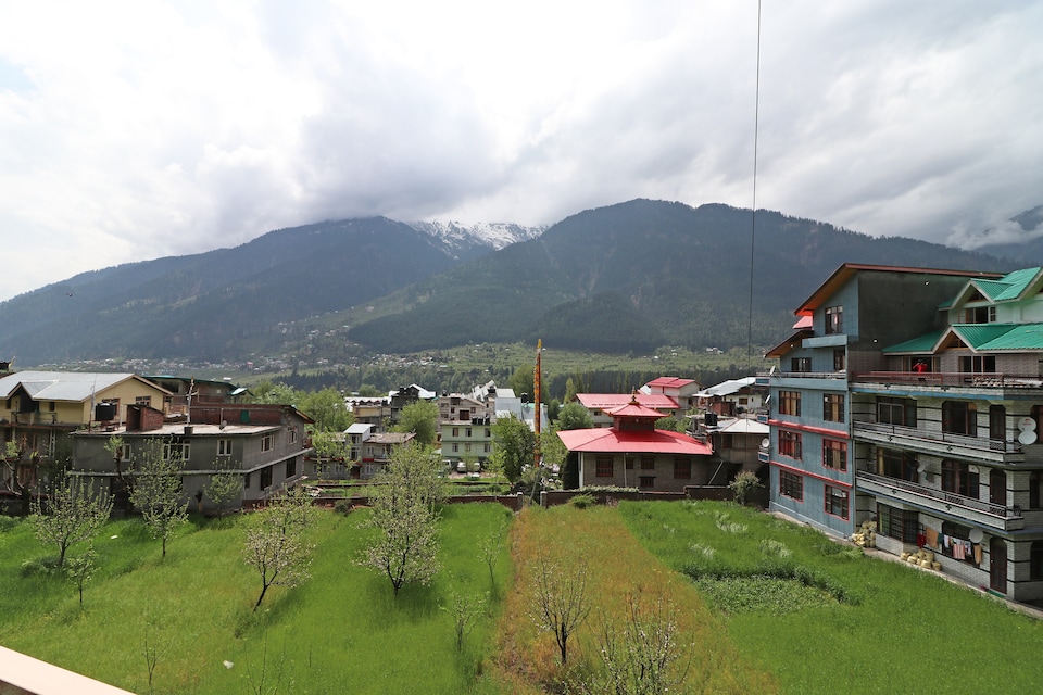 OYO Home 13743 Modern Stay, Naggar Road, Manali