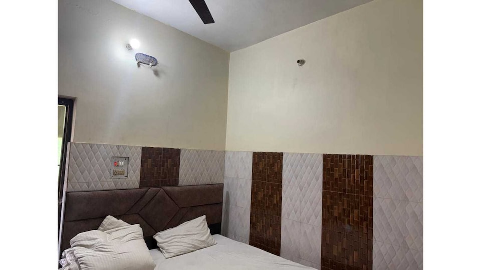 SPOT ON Manat Pales, Bhadohi, Bhadohi