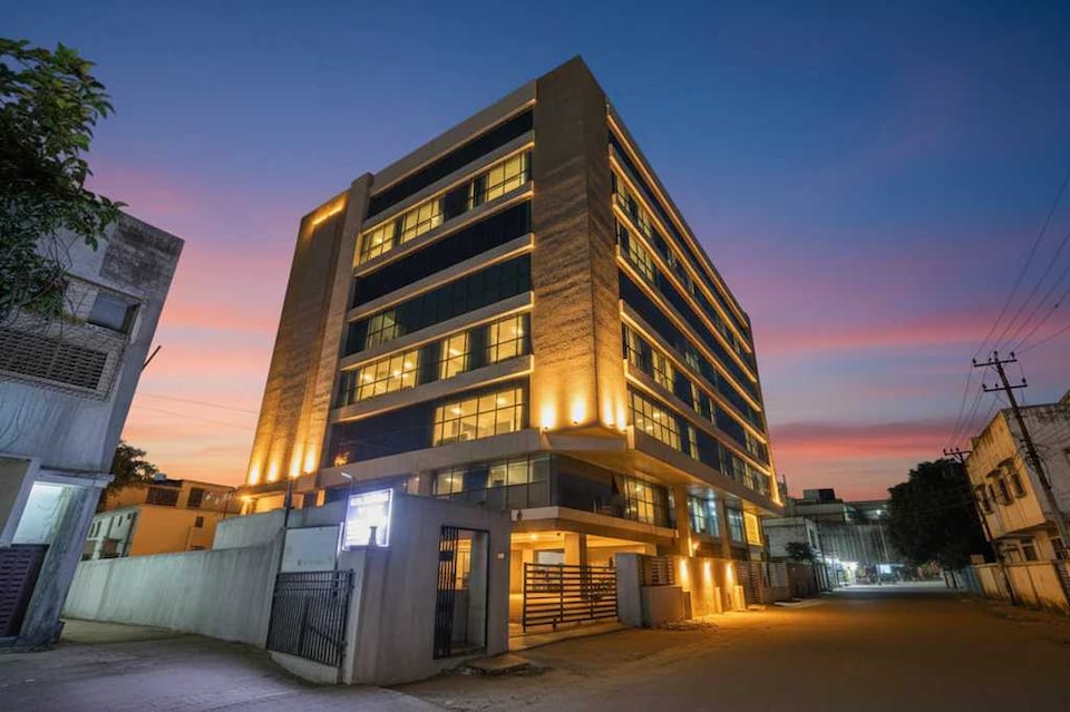 Super Townhouse MIDC Andheri Formerly Royal international, Mumbai International Airport, Mumbai