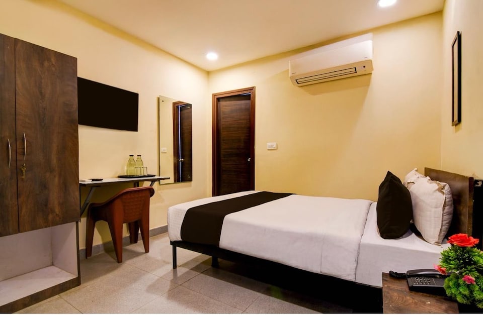 Townhouse AB Block Newtown Formerly Aristro Inn, Rajarhat Kolkata, Kolkata