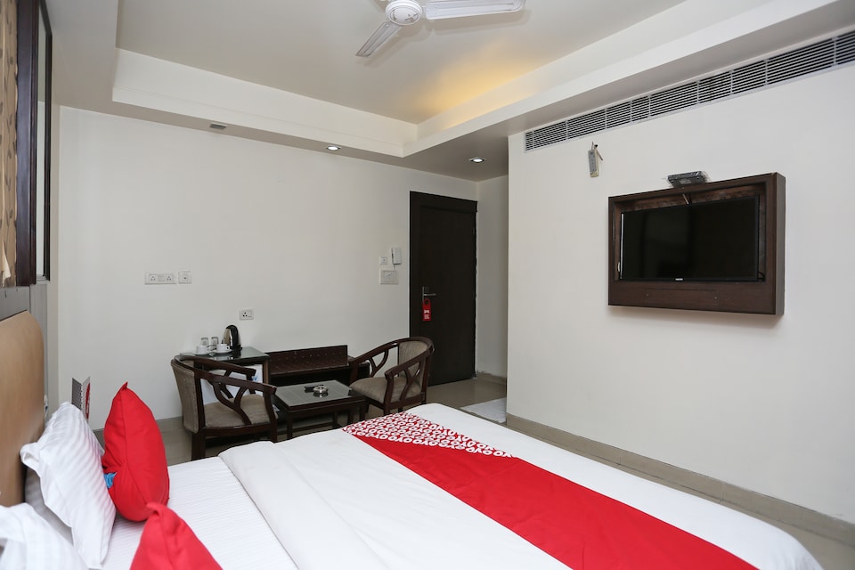 OYO 13758 XS Residency, Vaishali Kaushambi Metro, Ghaziabad