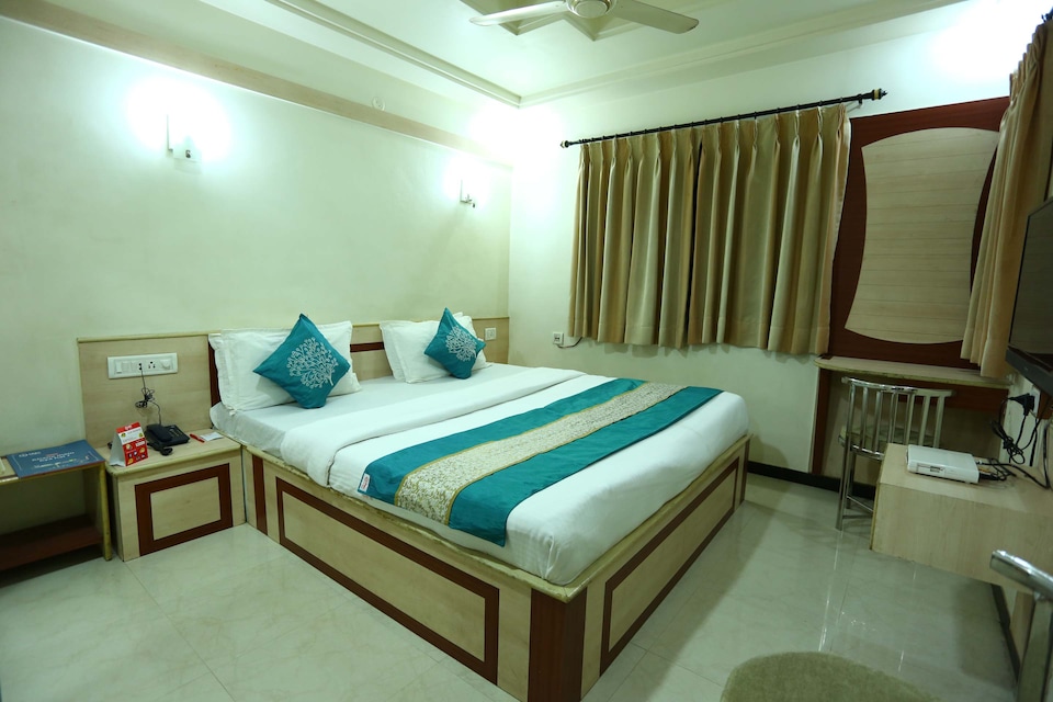 OYO 2590 Hotel Ever Krishna, Dhebar Road, Rajkot