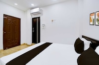 OYO 843380 AVANI'S HOTEL