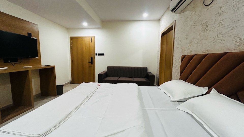 Townhouse Oak Miyapur Road Bachupally Formerly Arcus Suites and Banquets, Kukatpally, Hyderabad