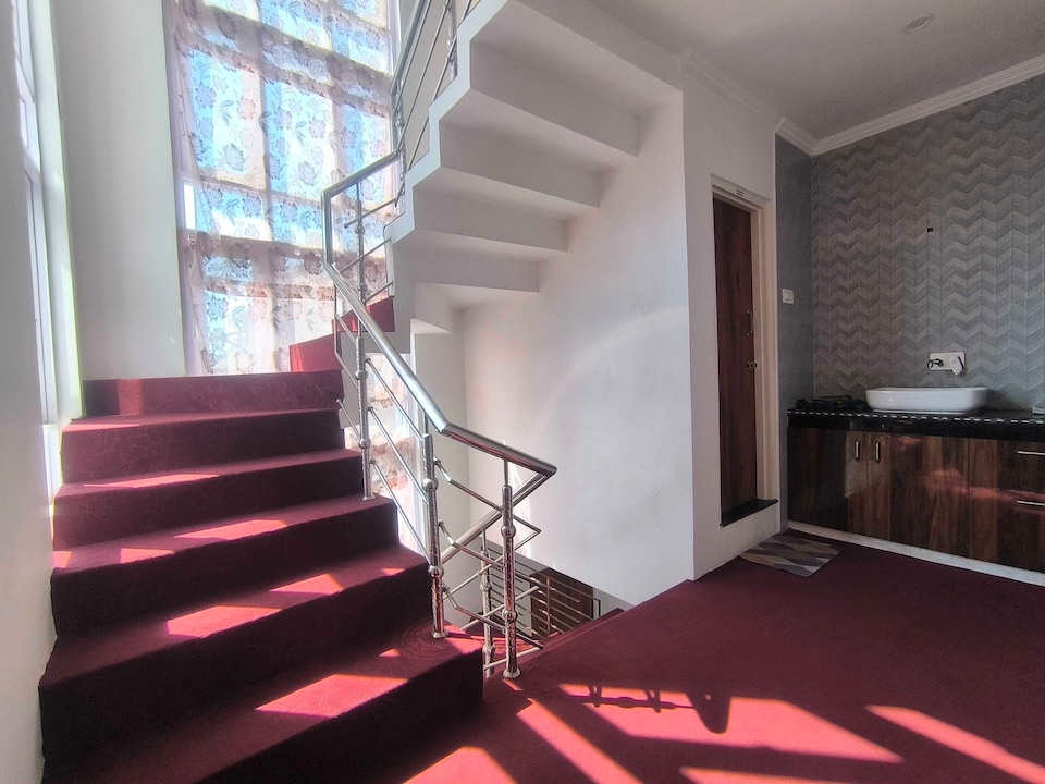 Hotel O Wave Inn, Nishat, Srinagar