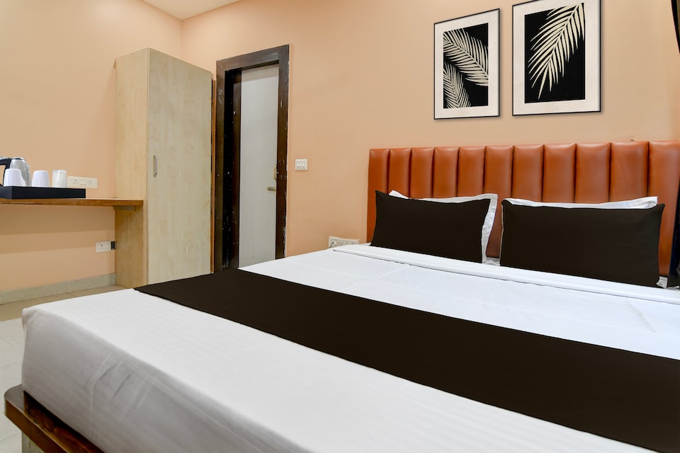 Collection O Park Street Road Formerly SR Royale, Park Circus Kolkata, Kolkata