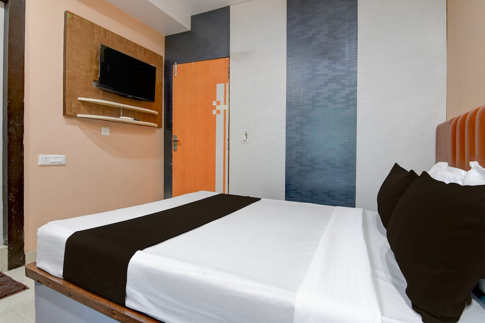 Collection O Park Street Road Formerly SR Royale, Park Circus Kolkata, Kolkata