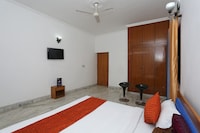 OYO Mannat Residency Near Iskcon Temple Noida