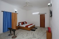OYO Mannat Residency Near Iskcon Temple Noida
