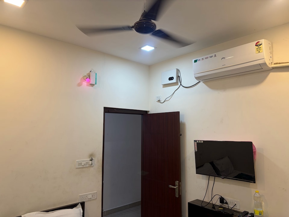 Hotel O REDMOON RESIDENCY , Porur Chennai, Chennai