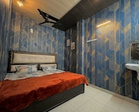 OYO 843753 Royal Inn