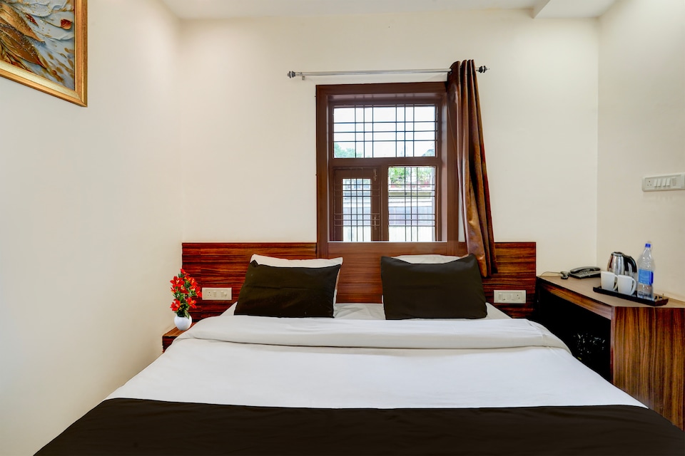 OYO Townhouse Prayagraj Railway Station Road Formerly Ganga Niwas, Chowk Allahabad, Prayagraj