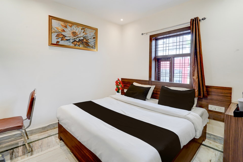OYO Townhouse Prayagraj Railway Station Road Formerly Ganga Niwas, Chowk Allahabad, Prayagraj