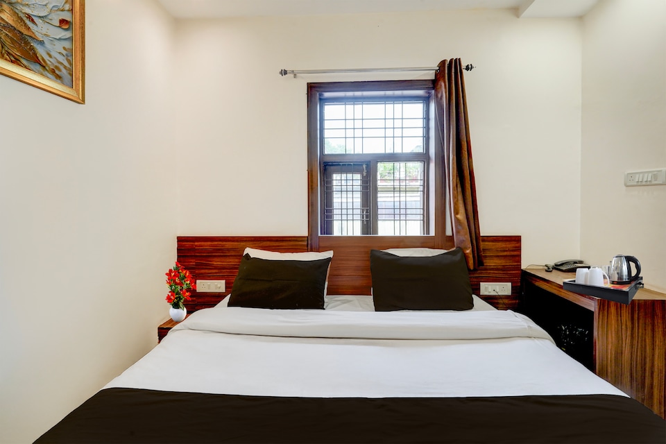 OYO Townhouse Prayagraj Railway Station Road Formerly Ganga Niwas, Chowk Allahabad, Prayagraj