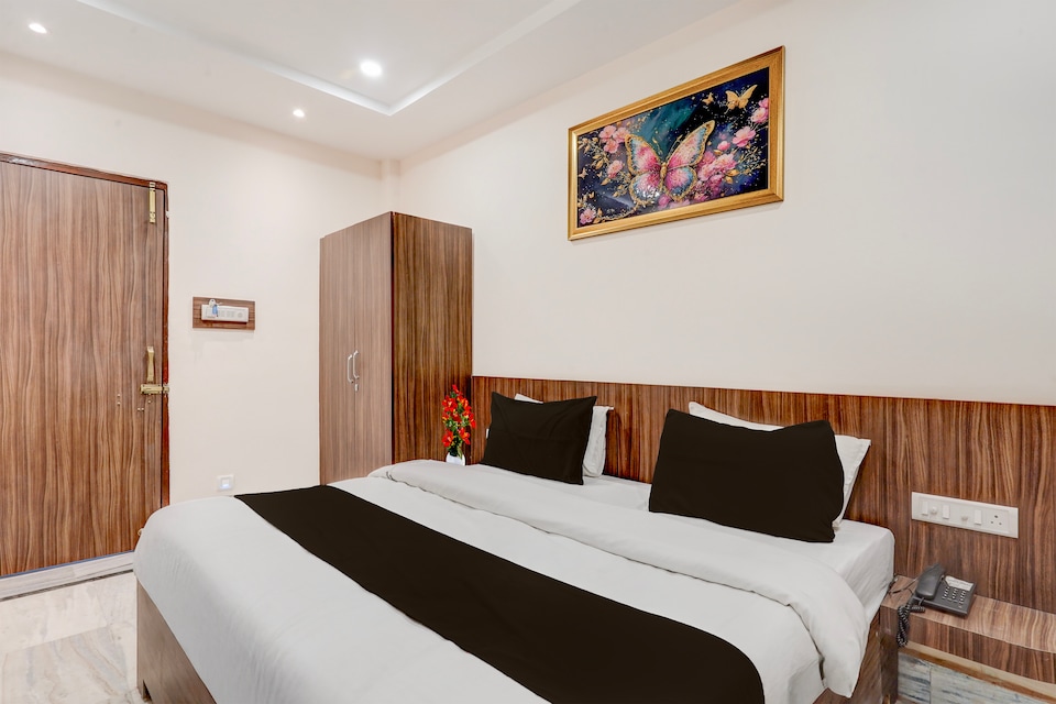 OYO Townhouse Prayagraj Railway Station Road Formerly Ganga Niwas, Chowk Allahabad, Prayagraj