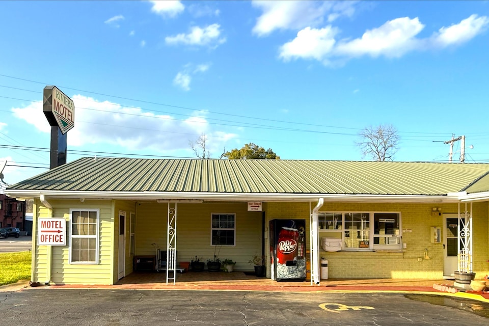 Riviera Motel Elba Near Enterprise US 84, Elba, AL, Elba, AL