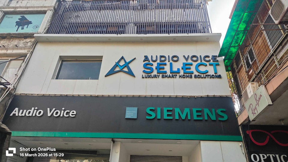 Hotel O Qotel Place With lift, Lajpat Nagar Delhi, Delhi