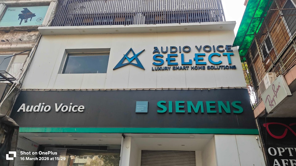 Hotel O Qotel Place With lift, Lajpat Nagar Delhi, Delhi