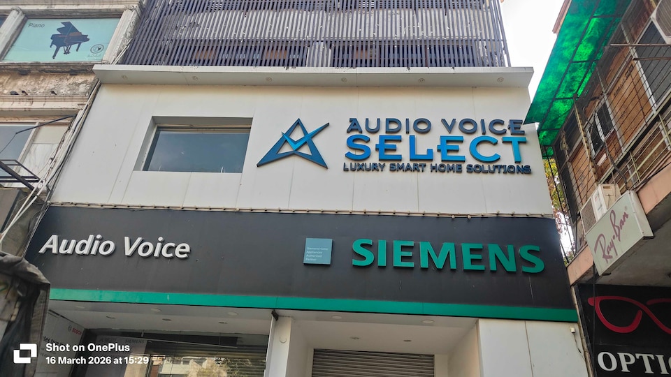 Hotel O Qotel Place With lift, Lajpat Nagar Delhi, Delhi