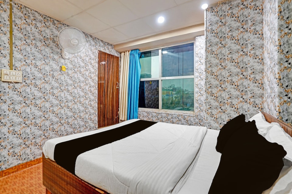 Hotel O Anshu Guest house , Bailey Road, Patna